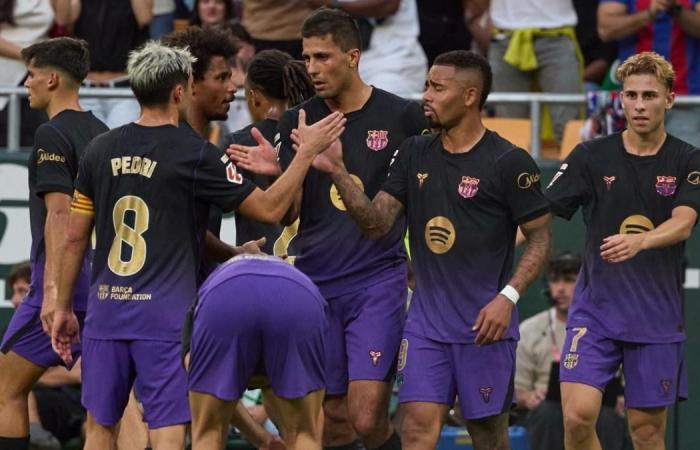 بالبلدي : فيديو
      |
      لاعب
      برشلونة
      يثير
      القلق
      قبل
      مباراة
      ريال
      مدريد
      في
      الدوري
      الإسباني