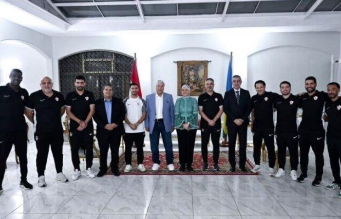 بالبلدي: بعثة
      الزمالك
      تلبي
      دعوة
      سفيرة
      مصر
      في
      رواندا
      بعد
      الفوز
      على
      الجيش
      الرواندي
