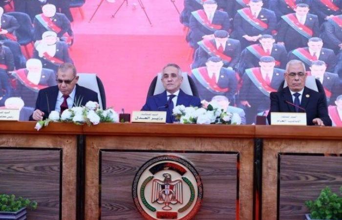بالبلدي : وزير
      العدل
      يشهد
      أداء
      اليمين
      القانونية
      لمعاوني
      النيابة
      العامة
      الجدد