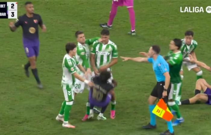 بالبلدي : خبير
      تحكيمي
      يوضح
      مدى
      صحة
      إلغاء
      هدف
      ريال
      بيتيس
      وطرد
      بيرنال
      أمام
      برشلونة