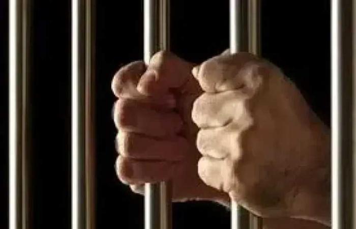 ضبط
      عنصرين
      جنائيين
      بتهمة
      غسل
      90
      مليون
      جنيه
      من
      تجارة
      المخدرات