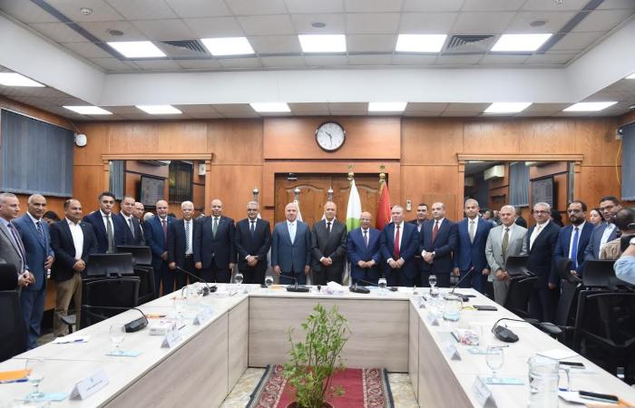 بالبلدي : 4.6
      مليار
      جنيه
      لتشغيل
      وصيانة
      11
      محطة
      تحلية
      مياه
      بالشراكة
      مع
      القطاع
      الخاص
      بطاقة
      485
      ألف
      متر
      مكعب
      يوميًا