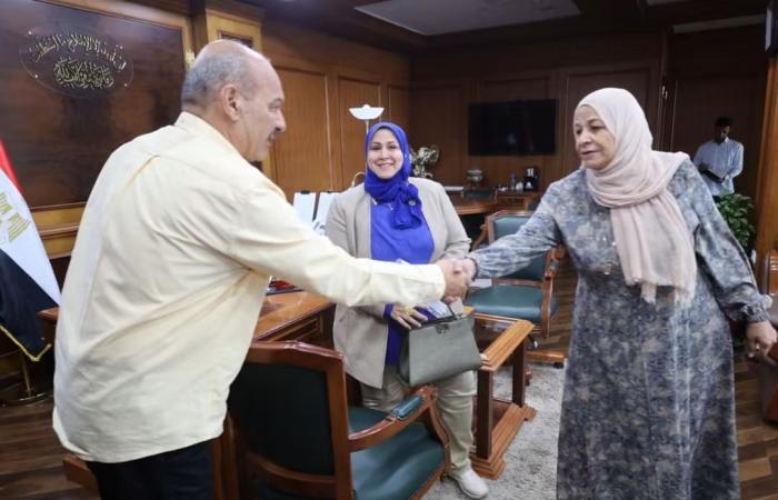بالبلدي: بعد
      الاعتداء
      عليها..
      محافظ
      السويس
      يستقبل
      المعلمة
      ويؤكد
      صون
      كرامة
      المعلم