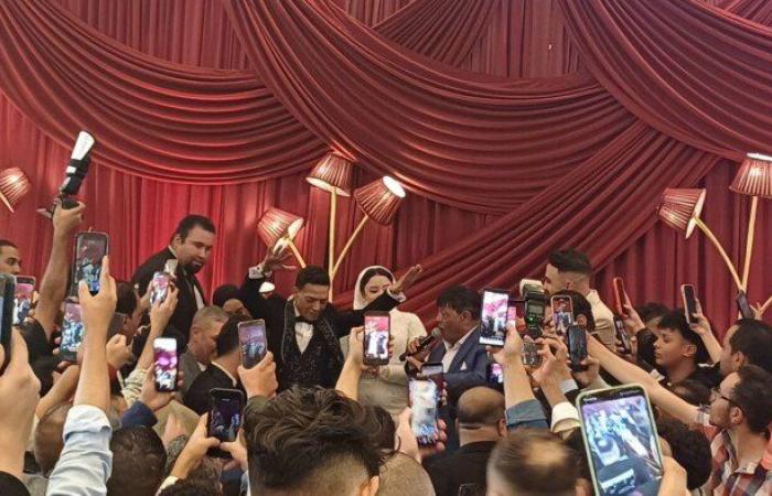 بالبلدي: «نجوم
      الطرب
      الشعبي»
      فى
      حفل
      خطوبة
      نجل
      المطرب
      طارق
      الشيخ..
      صور