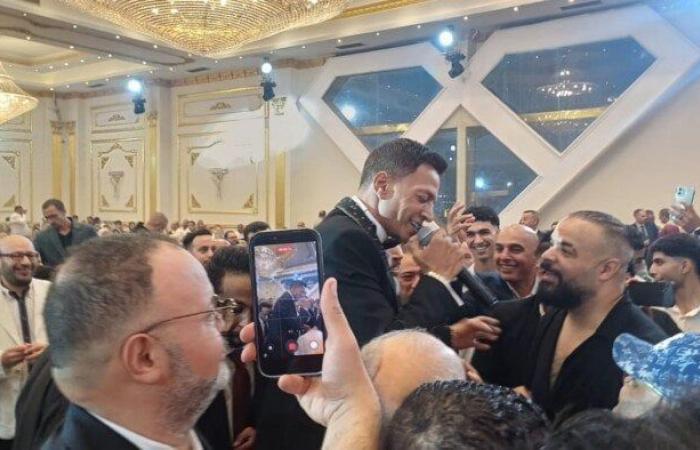 بالبلدي: «نجوم
      الطرب
      الشعبي»
      فى
      حفل
      خطوبة
      نجل
      المطرب
      طارق
      الشيخ..
      صور