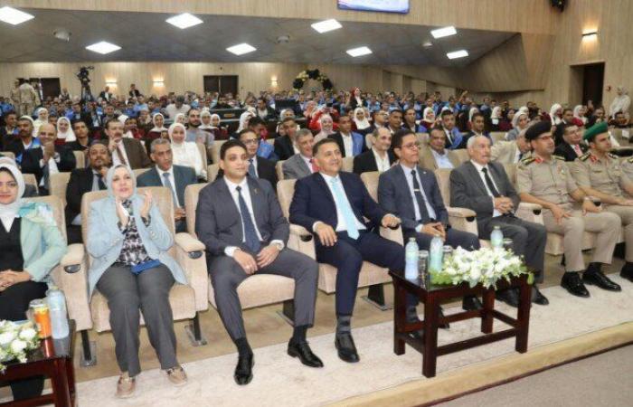 بالبلدي: محافظ
      القليوبية
      يشهد
      احتفالية
      جامعة
      بنها
      بالذكرى
      الـ53
      لانتصارات
      أكتوبر