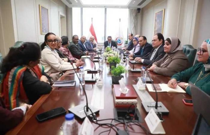 وزير
      الصحة
      يستعرض
      الخطوات
      التنفيذية
      استعدادًا
      لحصول
      مصر
      على
      الإشهاد
      الدولي
      بالخلو
      من
      البلهارسيا