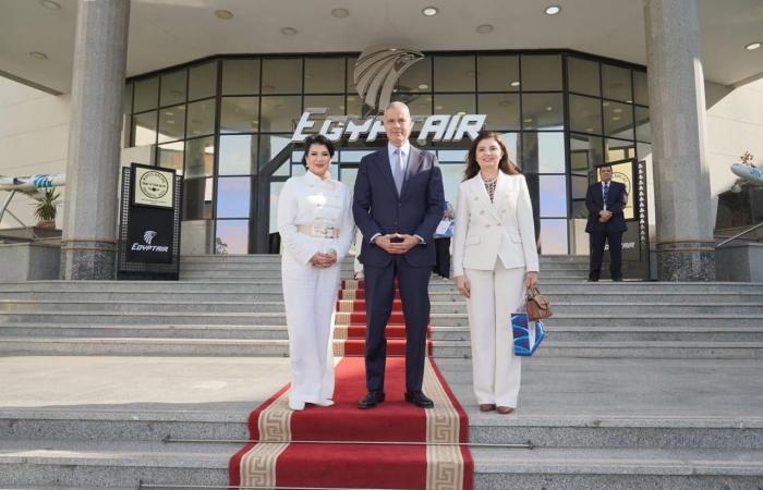 بالبلدي: زوجات
      الدبلوماسيين
      الأجانب
      في
      ضيافة
      مصر
      للطيران
      ضمن
      مبادرة
      Welcome
      to
      Egypt