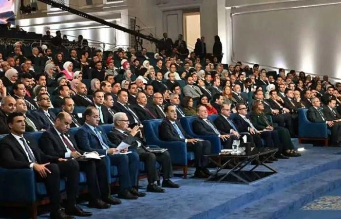 رئيس
      جامعة
      المنيا
      يشارك
      في
      جلسة
      البرنامج
      الوطني
      للتحول
      الاقتصادي
      بمنتدى
      مصر
      2026
      بحضور
      رئيس
      الوزراء