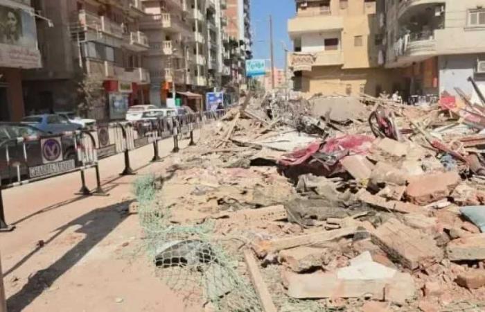انهيار
      عقار
      طنطا
      يشرد
      أسرًا
      ويحطم
      5
      سيارات..
      والأهالي:
      «شقي
      عمرنا
      راح»