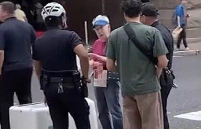 بالبلدي : واقعة
      غريبة
      في
      أمريكا..
      القبض
      على
      سيدة
      بسبب
      اعتراضها
      «روبوت
      توصيل
      الطعام»