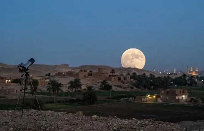 «قمر
      الصيد»
      يزين
      السماء
      بعد
      غد
      الإثنين..
      أشرف
      تادرس
      يكشف
      أفضل
      طرق
      رصد
      البدر