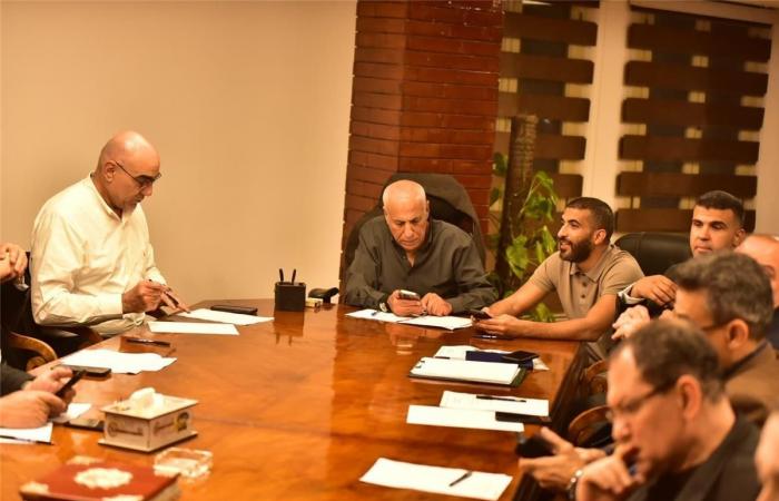 بالبلدي : شوبير
      يفتح
      النار
      على
      إدارة
      الزمالك:
      لم
      يعتادوا
      على
      التصويت..
      و3
      اجتماعات
      بلا
      قرارات
