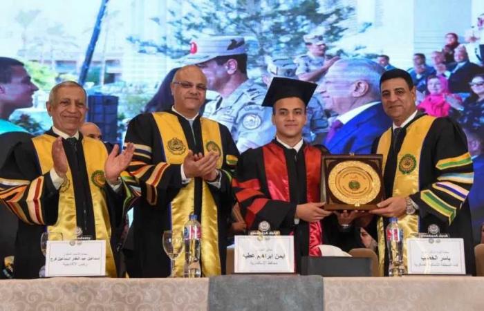 محافظ
      الإسكندرية
      يشارك
      في
      حفل
      تخريج
      182
      طالبًا
      وطالبة
      من
      المدرسة
      الدولية
      بالأكاديمية
      العربية..
      ويكرّم
      نجل
      الشهيد
      أحمد
      منسي