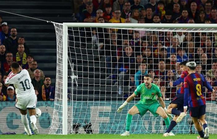بالبلدي : فيديو
      |
      بعد
      خطأ
      جيرارد
      مارتن..
      مبابي
      يسجل
      هدف
      ريال
      مدريد
      الأول
      أمام
      برشلونة