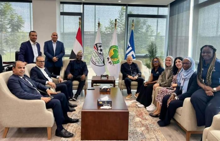 بالبلدي : صور
      أبو
      ريدة
      يستقبل
      وفد
      الاتحاد
      الدولي
      لمناقشة
      مشروعات
      فيفا
      للأمام