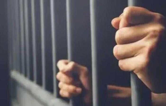 تأجيل
      محاكمة
      المتهم
      بقتل
      والدته
      وشقيقته
      في
      النزهة
      إلى
      29
      ديسمبر