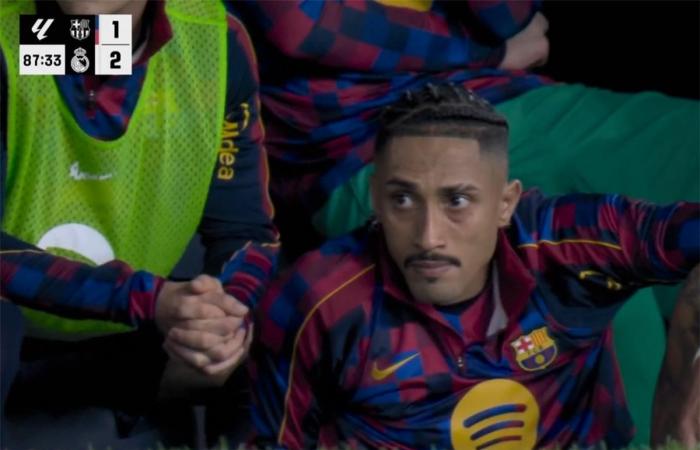 بالبلدي : فيديو
      |
      تصرف
      رائع
      من
      رافينها
      بعد
      نهاية
      لقاء
      برشلونة
      وريال
      مدريد