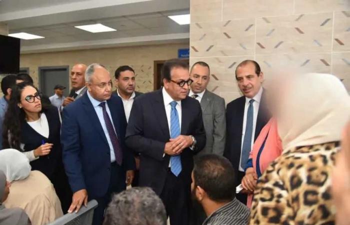 وزير
      الصحة
      يجري
      جولة
      مفاجئة
      بمستشفى
      المدينة
      بالعبور
      ويوجه
      بإعادة
      توزيع
      الصيادلة
      وفق
      الاحتياجات