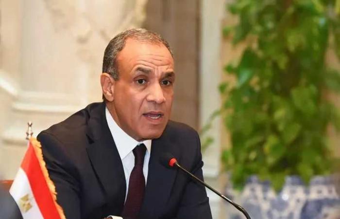 وزير
      الخارجية
      يستقبل
      أوائل
      الطلاب
      بالجامعات
      المصرية