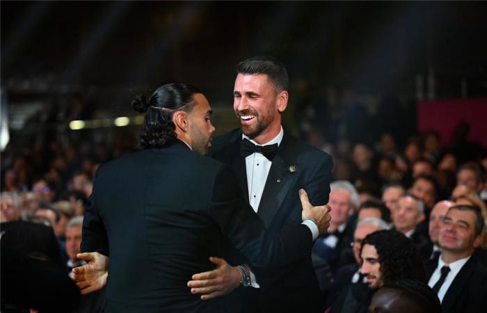 بالبلدي : رسميًا
      |
      أوناي
      سيمون
      أفضل
      حارس
      مرمى
      في
      العالم
      2026