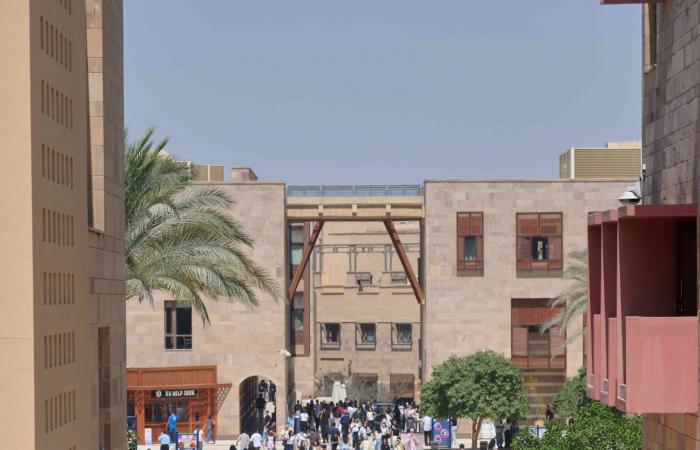 بالبلدي : الجامعة
      الأمريكية
      بالقاهرة
      تستقبل
      363
      طالبًا
      بمنح
      التميز..
      و126
      طالبًا
      من
      المدارس
      الحكومية