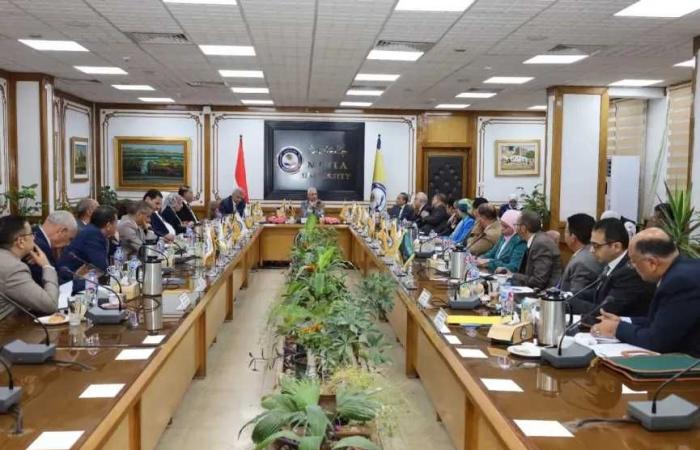 مجلس
      جامعة
      المنيا
      يناقش
      مخرجات
      منتدى
      مصر
      2026
      ويدعم
      تحويل
      الابتكارات
      البحثية
      إلى
      منتجات
      صناعية