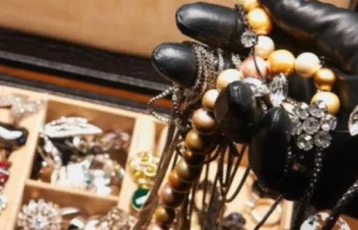 سرقة
      3
      كيلو
      ذهب
      و800
      ألف
      جنيه
      من
      محل
      بالطالبية..
      والمتهمون
      أشعلوا
      النيران
      قبل
      الهروب