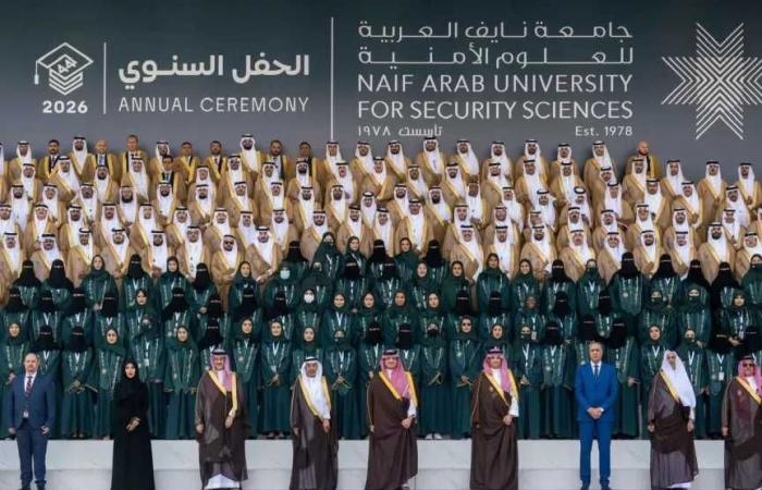 جامعة
      نايف
      العربية
      تحتفل
      بتخريج
      518
      طالباً
      من
      18
      دولة
      عربية
      وإسلامية