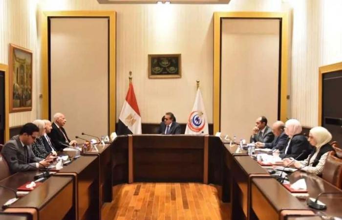 وزير
      الصحة
      يلتقي
      رئيس
      جمعية
      الأطباء
      المصريين
      بلندن
      لبحث
      تعزيز
      التعاون
      في
      التعليم
      الطبي
      والتدريب
      والبحث
      العلمي