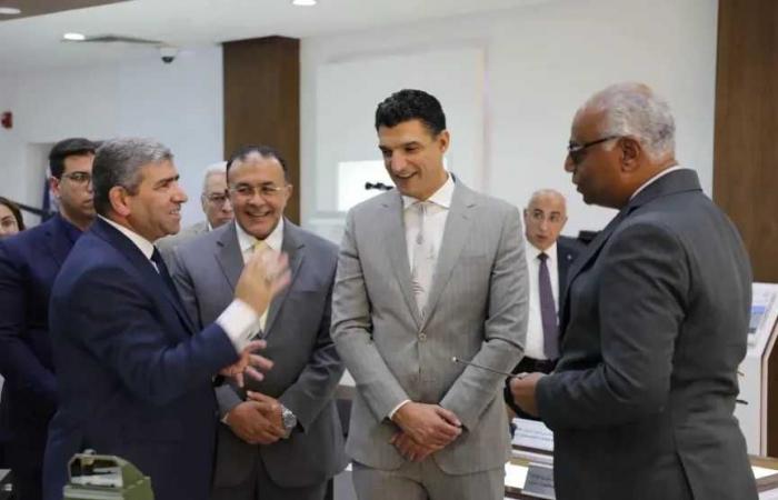 وزير
      الصناعة
      يتفقد
      مصانع
      الشركة
      العربية
      العالمية
      للبصريات
      ويطّلع
      على
      قدراتها
      التصنيعية