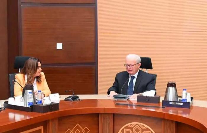 نائب
      رئيس
      الوزراء
      يبحث
      مع
      وزيرة
      التنمية
      المحلية
      والبيئة
      جهود
      تطوير
      الأداء
      بجهاز
      تنظيم
      إدارة
      المخلفات