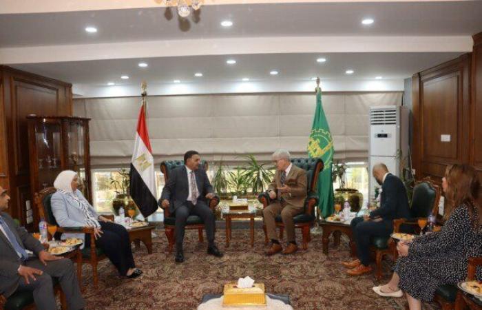 بالبلدي : تعزيز
      التواصل
      وتبادل
      الرؤى..
      القليوبية
      تستعين
      بالخبرات
      الدولية
      لتحسين
      الخدمات
      للمواطنين