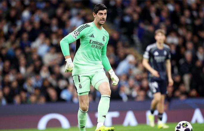بالبلدي : بعد
      غيابه
      عن
      الكلاسيكو..
      موقف
      كورتوا
      من
      مباراة
      ريال
      مدريد
      وراسينج
      سانتاندير