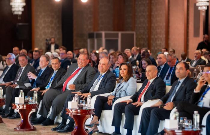 بالبلدي: المهندس
      أيمن
      عرب
      يدير
      الجلسة
      الرئيسية
      لندوة
      الإيكاو
      حول
      مستقبل
      البنية
      التحتية
      واستجابات
      المطارات
      للتحولات
      العالمية