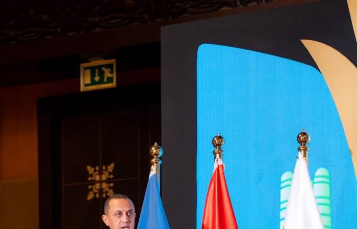 بالبلدي: المهندس
      أيمن
      عرب
      يدير
      الجلسة
      الرئيسية
      لندوة
      الإيكاو
      حول
      مستقبل
      البنية
      التحتية
      واستجابات
      المطارات
      للتحولات
      العالمية