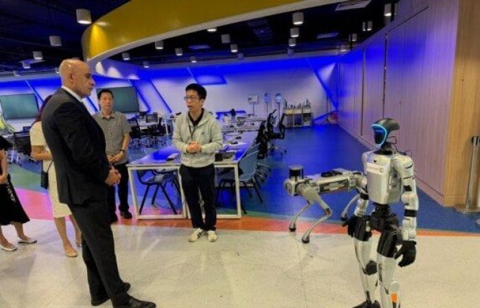 بالبلدي: وزير
      التعليم
      يتفقد
      مراكز
      التكنولوجيا
      والروبوتات
      والذكاء
      الاصطناعي
      بسنغافورة