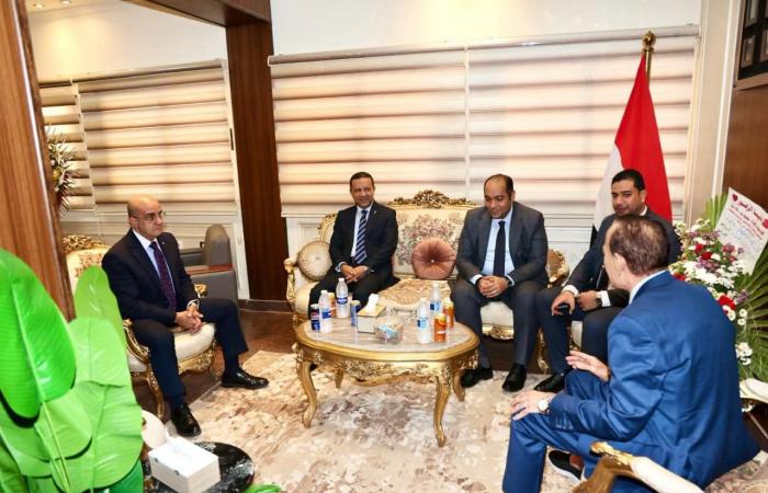 بالبلدي: بالصور..
      محافظ
      المنوفية
      يلتقى
      رئيس
      محكمة
      شبين
      الكوم
      الابتدائية