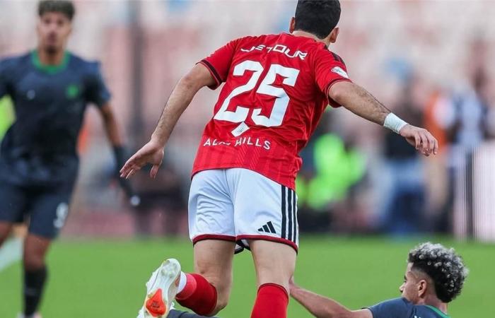 بالبلدي : رجل
      مباراة
      الأهلي
      ومودرن
      سبورت
      في
      الدوري
      المصري
