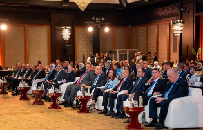 بالبلدي: المهندس
      أيمن
      عرب
      يدير
      الجلسة
      الرئيسية
      لندوة
      الإيكاو
      حول
      مستقبل
      البنية
      التحتية
      واستجابات
      المطارات
      للتحولات
      العالمية