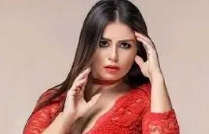 منة
      فضالي:
      أنا
      مش
      نجمة
      شباك
      ومن
      حقي
      أشارك
      في
      عملين
      أو
      3
      أعمال
      خلال
      السنة