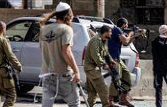 بالبلدي: إطلاق
      النار
      على
      أطفال
      فلسطينيين
      ونفوق
      3
      كلاب
      برصاص
      مستوطن
      في
      الخليل