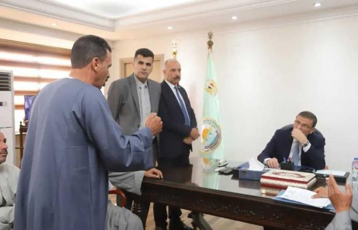 استمرارا
      للقاءاته
      الدورية
      مع
      المزارعين..
      ”فاروق”
      يلتقي
      عددا
      من
      مزارعي
      الجيزة
      لبحث
      مطالبهم