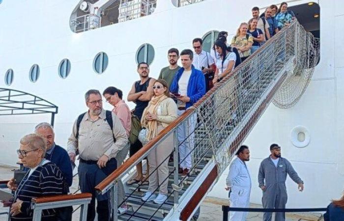 بالبلدي : ميناء
      غرب
      بورسعيد
      يستقبل
      سفينة
      سياحية
      على
      متنها
      2420
      فردًا