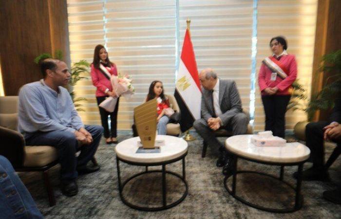 بالبلدي : تفوقت
      على
      أكثر
      من
      40
      مليون
      طالب..
      وزير
      الطيران
      يستقبل
      الطفلة
      ميار
      عثمان
      بطلة
      تحدي
      القراءة
      العربي