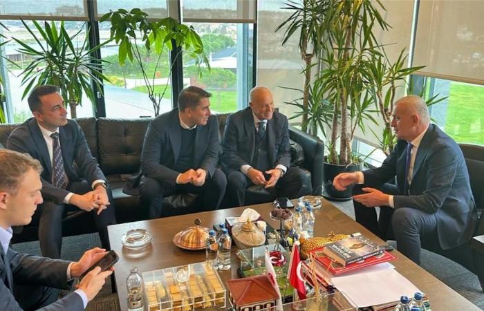 بالبلدي : 6
      اتفاقات
      مرتقبة..
      ماذا
      دار
      بين
      هاني
      أبو
      ريدة
      ورئيس
      الاتحاد
      التركي
      لكرة
      القدم؟