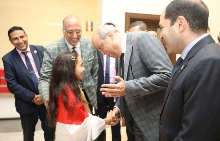 بالبلدي : تفوقت
      على
      أكثر
      من
      40
      مليون
      طالب..
      وزير
      الطيران
      يستقبل
      الطفلة
      ميار
      عثمان
      بطلة
      تحدي
      القراءة
      العربي