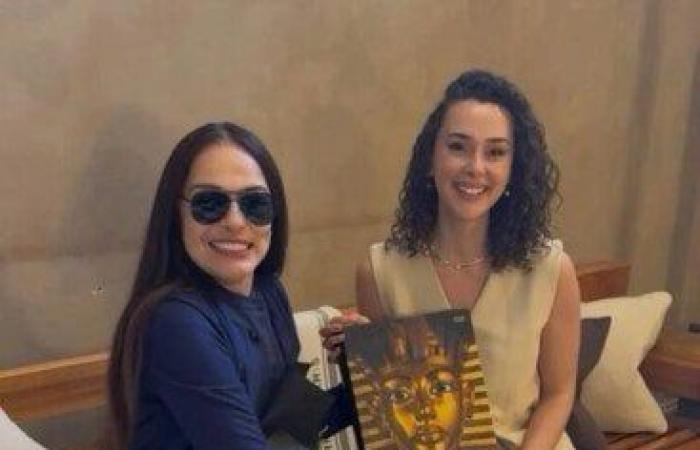 بالبلدي : شيرين
      أحمد
      تكشف
      كواليس
      لقائها
      الأول
      بشريهان:
      «ألهمتني
      كفنانة
      وامرأة»