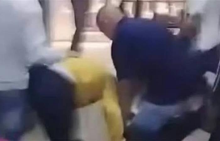 بالبلدي : ضبط
      المتهمين
      بسحل
      شاب
      والاعتداء
      عليه
      بسلاح
      أبيض
      في
      الشارع
      بقليوب