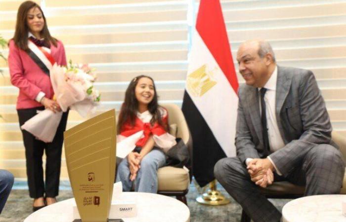 بالبلدي : تفوقت
      على
      أكثر
      من
      40
      مليون
      طالب..
      وزير
      الطيران
      يستقبل
      الطفلة
      ميار
      عثمان
      بطلة
      تحدي
      القراءة
      العربي